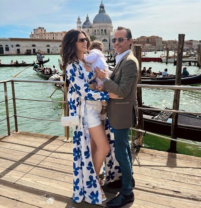 La cumpleañera Nadia Ferreira junto a su marido Marc Anthony y su hijo Marquito, en Venecia.