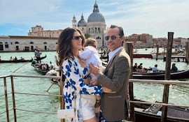 La cumpleañera Nadia Ferreira junto a su marido Marc Anthony y su hijo Marquito, en Venecia.