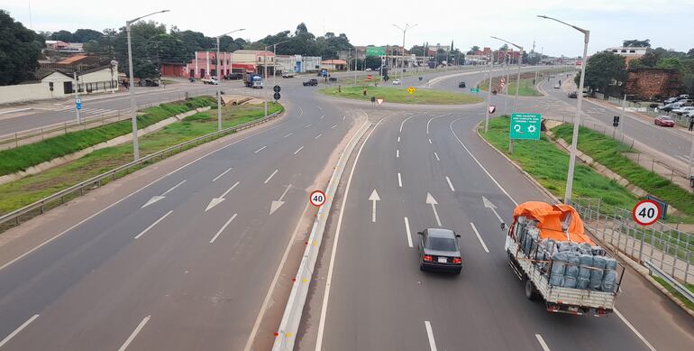 Obras de duplicación de la ruta PY02 que cruza por el ejido urbano de Caaguazú le otorgan una renovada imagen al distrito.