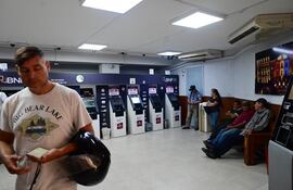 Los fondos se abonan a través de la red del Banco Nacional de Fomento (BNF).