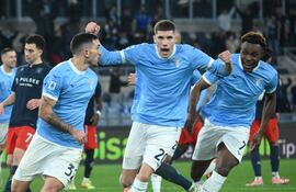 ROME (Italy), 30/01/2026.- Lazio's Danilo Cataldi (C) celebrates with his teammates after scoring a goal during the Italian Serie A soccer match between Lazio and Genoa in Rome, Italy, 30 January 2026. (Italia, Génova, Roma) EFE/EPA/ALESSANDRO DI MEO