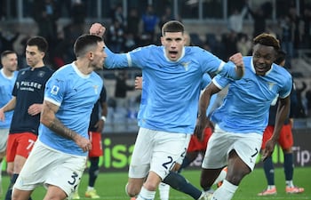 ROME (Italy), 30/01/2026.- Lazio's Danilo Cataldi (C) celebrates with his teammates after scoring a goal during the Italian Serie A soccer match between Lazio and Genoa in Rome, Italy, 30 January 2026. (Italia, Génova, Roma) EFE/EPA/ALESSANDRO DI MEO