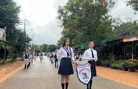 Estudiantes de la comunidad de Cabañas participaron de un desfile con gran entusiasmo, mostrando alegría, organización y espíritu festivo durante la actividad realizada en la zona.