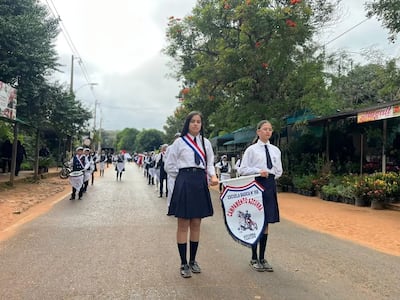 Estudiantes de la comunidad de Cabañas participaron de un desfile con gran entusiasmo, mostrando alegría, organización y espíritu festivo durante la actividad realizada en la zona.