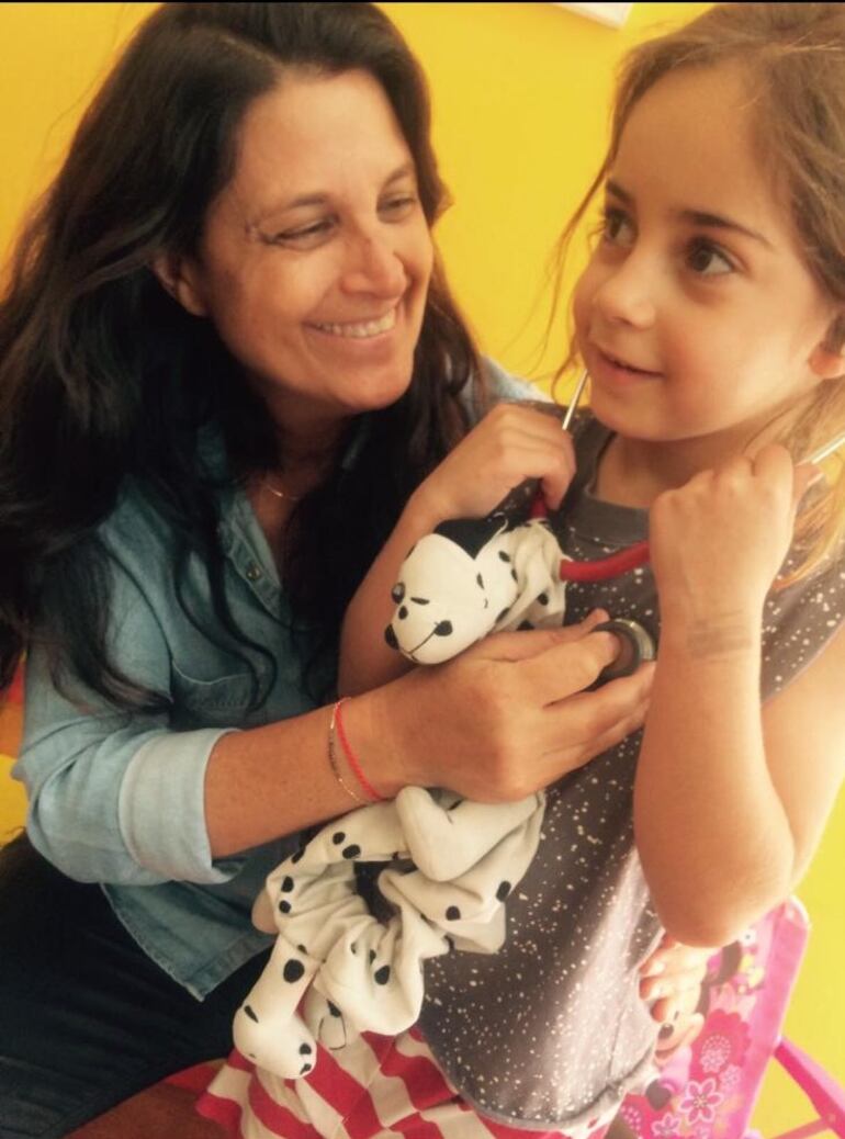 Doctora paraguaya israelí Miriam Herman en su consultorio en Tel Aviv contó los horrores que vio al tener que reconocer los cuerpos de los niños víctimas de los ataques terroristas del grupo hamás del 7 de octubre del 2023.