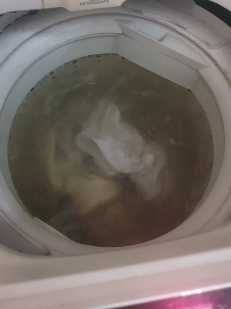 Agua turbia de Essap en el lavarropas de los vecinos de Dr. Francia.