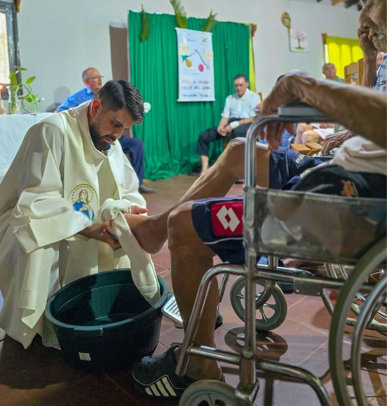 Jueves Santo: lavatorio de los pies en el hogar de ancianos de Concepción
