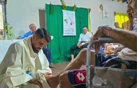 Lavatorio de los pies en el hogar de ancianos de Concepción. Jueves Santo 2026