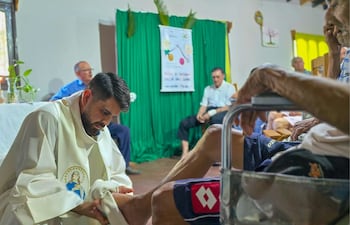 Lavatorio de los pies en el hogar de ancianos de Concepción. Jueves Santo 2026