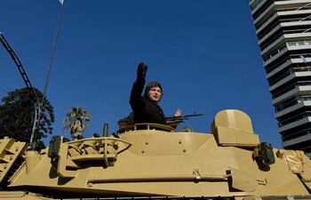 Javier Milei presidente de Argentina subió a un tanque durante el desfile militar del 9 de julio con la vicepresidenta Victoria Villarruel.