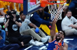 Un descomunal Karl-Anthony Towns, que se cuelga del aro, apareció para salvar a Knicks en la serie final del este en Indiana ante los Pacers.