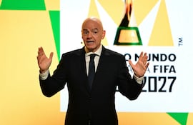 El presidente de la FIFA, Gianni Infantino, habla frente a una pantalla que muestra el logotipo de la Copa Mundial Femenina de la FIFA 2027, durante la ceremonia de lanzamiento en Río de Janeiro, Brasil.