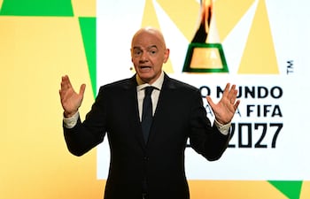 El presidente de la FIFA, Gianni Infantino, habla frente a una pantalla que muestra el logotipo de la Copa Mundial Femenina de la FIFA 2027, durante la ceremonia de lanzamiento en Río de Janeiro, Brasil.