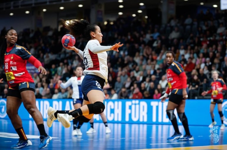 Pauli Fernández, en el partido debut de las guerreras en el mundial, contra España.
