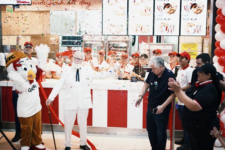 Bullicio y color en la apertura de KFC en el shopping Mariano.