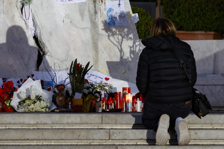 Una mujer reza frente al hospital donde se encuentra internado el papa Francisco.