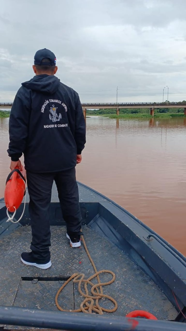 Nadadores de combate buscan a la adolescente arrastrada por un raudal en Cambyretá.