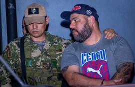 Cristian Morínigo ayer siendo escoltado por un agente de Senad