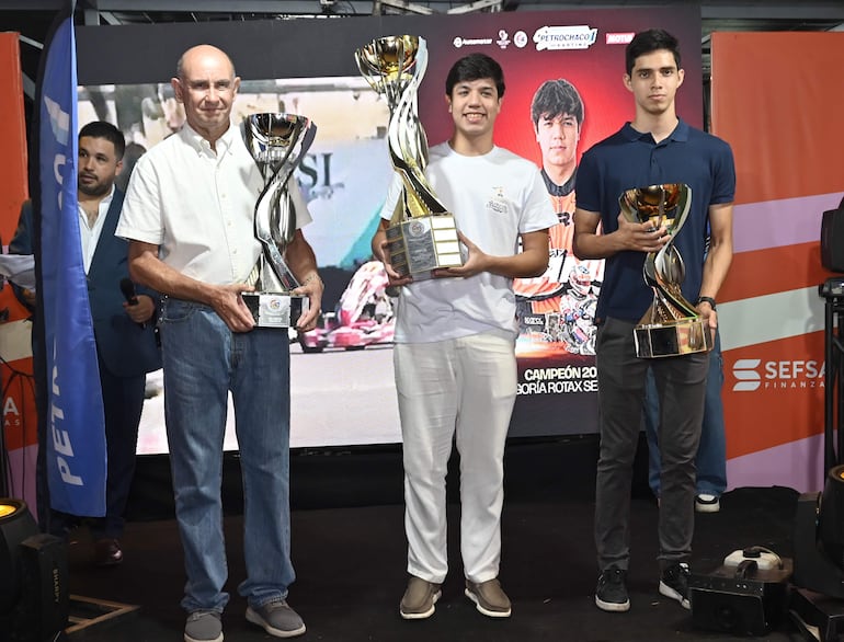 Alejandro Samaniego (centro) y representantes de la Senior Max.