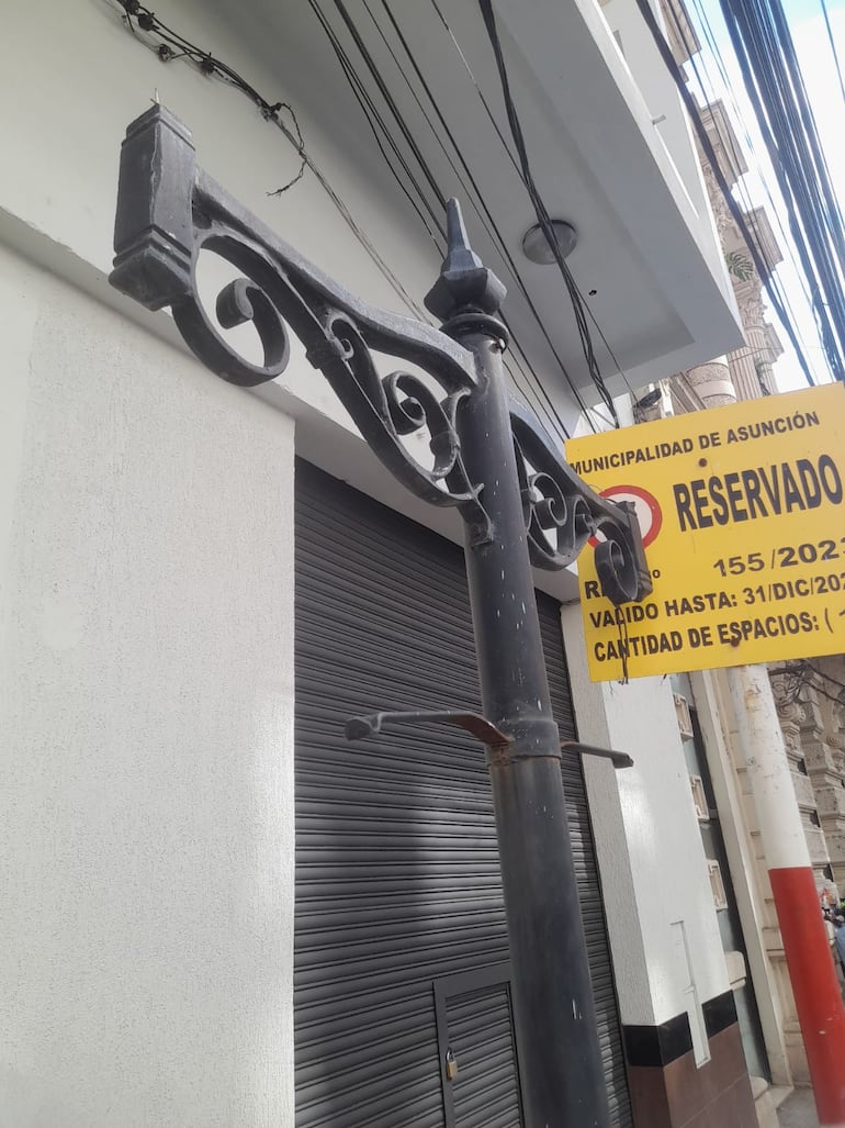 Faroles ya no tienen los basureros puestos al lado, incluso cables se les fueron sacados.