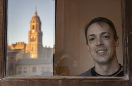 El astrofísico malagueño Pablo Arrabal, que trabaja en Arizona (Estados Unidos) en varios proyectos con el gran telescopio espacial James Webb, asegura que está convencido de que existe vida extraterrestre, aunque "aún estamos lejos" de poder encontrarla.