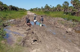 En trabajo comunitario, pobladores desagotan caminos inundados
