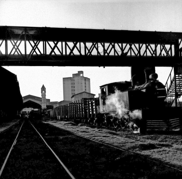 El tren saliendo de la Estación del Ferrocarril Central Carlos A. López.