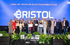 El gran equipo de Bristol celebra el reconocimiento logrado una vez más en el Top Of Mind.