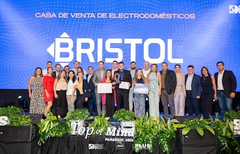 El gran equipo de Bristol celebra el reconocimiento logrado una vez más en el Top Of Mind.