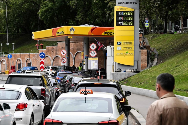 Conductores hacen fila para cargar combustible en Moscú.