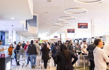 Gran cantidad de clientes realizan sus compras en un centro comercial de Pedro Juan Caballero durante el evento denominado Crazy Week.