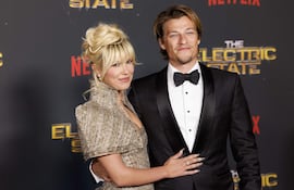 Millie Bobby Brown y Jake Bongiovi, muy enamorados en el estreno de la película 'The Electric State' en el Teatro Egipcio de Los Ángeles.