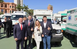 El pasado 18 de noviembre fueron entregadas las ambulancias para el departamento de Ñeembucú en el patio del Palacio de Gobierno. En la foto aparecen el gobernador de Ñeembucú, Víctor Hugo Fornerón (ANR), el vicepresidente de la República, Pedro Alliana, la directora de la USF, Lilian Mendoza, y el intendente de Mayor Martínez, Ariel Arce (ANR).