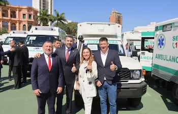 El pasado 18 de noviembre fueron entregadas las ambulancias para el departamento de Ñeembucú en el patio del Palacio de Gobierno. En la foto aparecen el gobernador de Ñeembucú, Víctor Hugo Fornerón (ANR), el vicepresidente de la República, Pedro Alliana, la directora de la USF, Lilian Mendoza, y el intendente de Mayor Martínez, Ariel Arce (ANR).