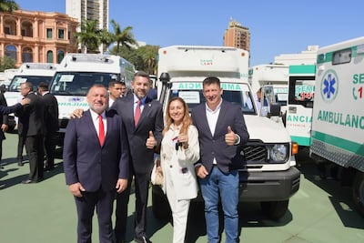 El pasado 18 de noviembre fueron entregadas las ambulancias para el departamento de Ñeembucú en el patio del Palacio de Gobierno. En la foto aparecen el gobernador de Ñeembucú, Víctor Hugo Fornerón (ANR), el vicepresidente de la República, Pedro Alliana, la directora de la USF, Lilian Mendoza, y el intendente de Mayor Martínez, Ariel Arce (ANR).