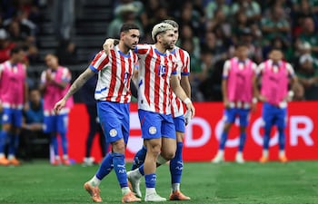 Los jugadores de la selección de Paraguay festejan un gol en el partido frente a México por la Fecha FIFA en el estadio Alamodome, en San Antonio, Texas.