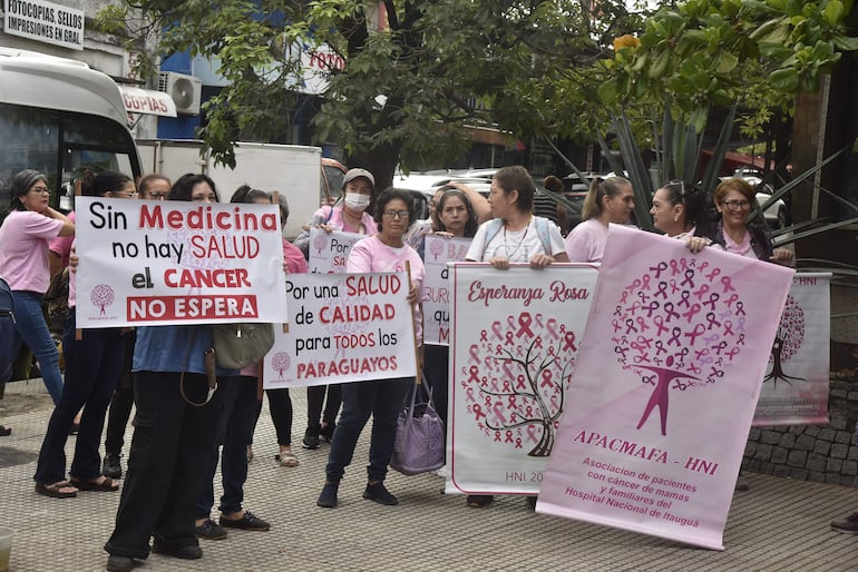 Pacientes con cáncer también fueron parte de la manifestación frente al Ministerio de Salud. 