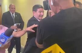 El senador Carlos Núñez atropelló a los periodistas que intentaron consultarle sobre el Operativo Dakovo.