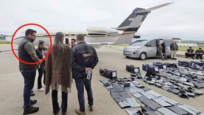 Ingrid Cubilla vestida formalmente junto a Cristian Amarilla con campera de la Senad en el aeropuerto, ambos con expresión tranquila.