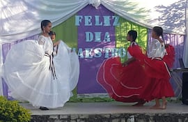 Niñas bailan una danza paraguaya durante una celebración del Día del Maestro, en una institución educativa.