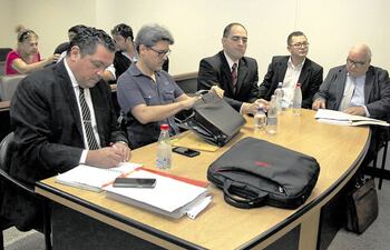 Camilo Soares (2° desde la izq. ) y Alfredo Guachiré (2° desde la derecha), en el juicio oral.