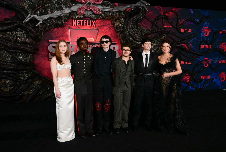 Los actores estadounidenses Sadie Sink y Caleb McLaughlin, el actor canadiense Finn Wolfhard, los actores estadounidenses Gaten Matarazzo y Noah Schnapp, y la actriz británica Millie Bobby Brown en el estreno mundial de la quinta temporada de "Stranger Things" de Netflix en el Teatro Chino TCL de Los Ángeles. (Frederic J. Brown / AFP)