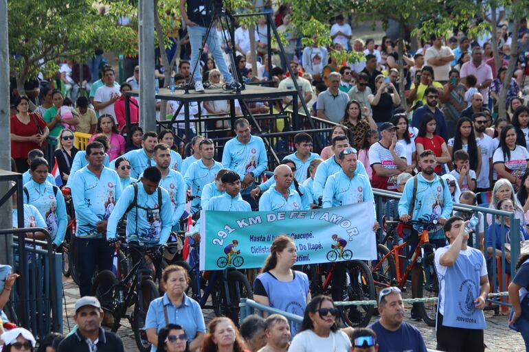 Importante concurrencia de fieles en la explanada de la basílica de Caacupé.