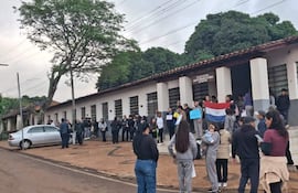 Los alumnos y padres de familia piden la reposición en el cargo de la directora Cinthia Carolina Franco y de la docente Lourdes Franco, quienes desde hoy debían cumplir horario laboral en la supervisión local.