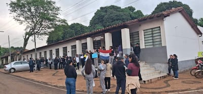 Los alumnos y padres de familia piden la reposición en el cargo de la directora Cinthia Carolina Franco y de la docente Lourdes Franco, quienes desde hoy debían cumplir horario laboral en la supervisión local.