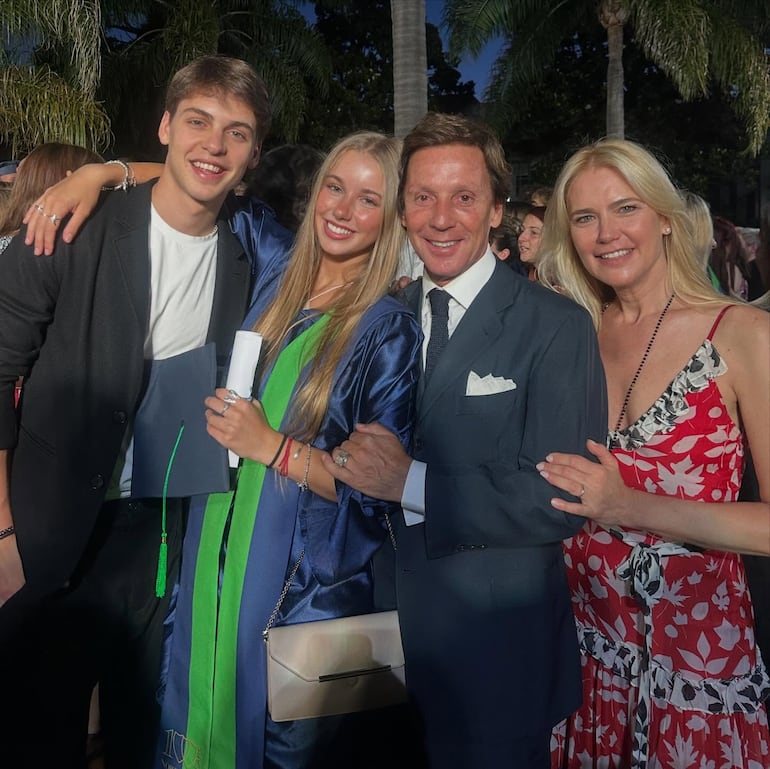 Valeria Mazza y Alejandro Gravier junto a uno de sus tres varones y la egresada Taína. (Instagram/Valeria Mazza)