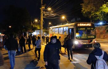Pasajeros del transporte público se quejan del deficiente servicio.