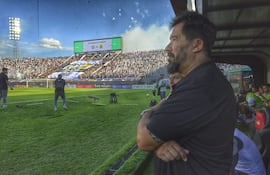 El entrenador de Olimpia, Pablo "Vitamina" Sánchez y de fondo la hinchada organizada de Olimpia, ubicada en el sector de Graderías Sur del estadio Defensores del Chaco.