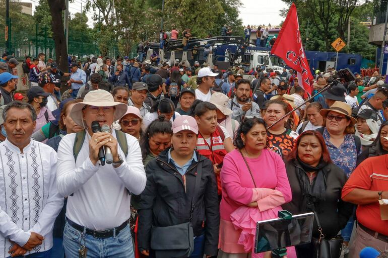 Profesores y estudiantes de la escuela de Ayotzinapa marchan hacia el Estadio Ciudad de México en la Ciudad de México. Miles de maestros bloquearon una avenida que conduce al Estadio Azteca en la Ciudad de México, 48 horas antes de la ceremonia de apertura de la Copa del Mundo de 2026.