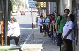 Una parada repleta de pasajeros esperando unidades de transporte público. Ya son dos los gremios que no se suman al paro anunciado para este mes por Cetrapam.